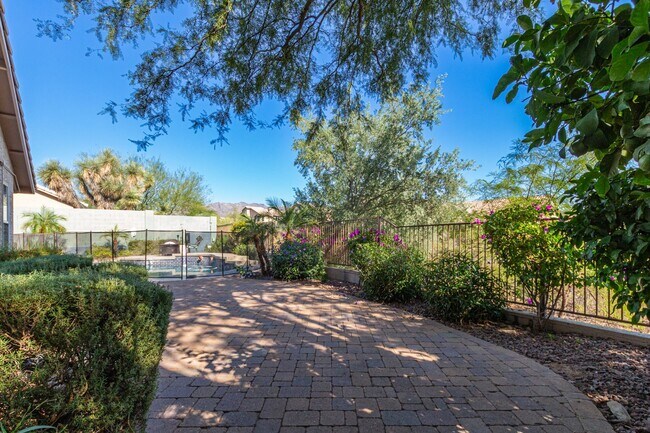 Building Photo - Come Settle In — This Scottsdale Gem Is Re...