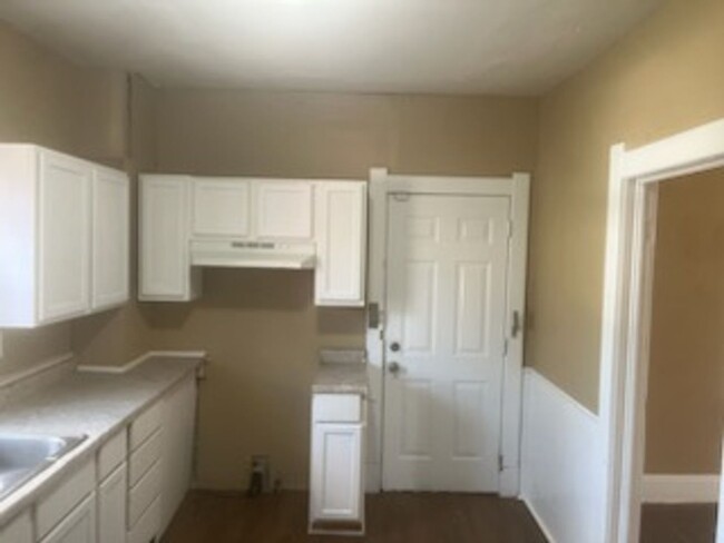 Building Photo - Fully Renovated 3 Bedroom 1 Bath