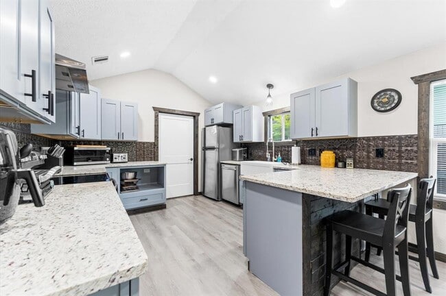 Building Photo - 325 S Bell Dr