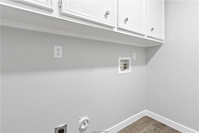 Building Photo - 722 Mary Lake Dr