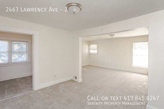 Building Photo - 2463 Lawrence Ave