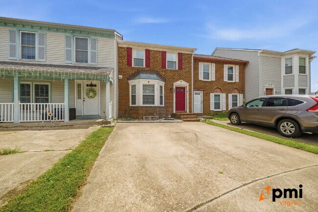 Building Photo - UPDATED 3 BEDROOM 2.5 BATH, FENCED YARD PETS ALLOWED