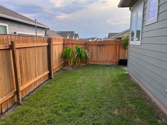 Building Photo - Elegant 4 BR 3.5 BA and 1 Office/Bedroom Convertible Home with Modern Amenities