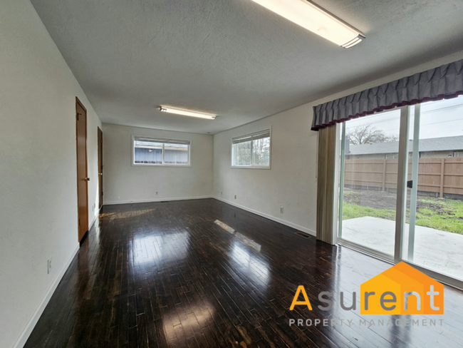 Building Photo - Newly Remodeled 3 Bedroom- 2 Full Bathroom...