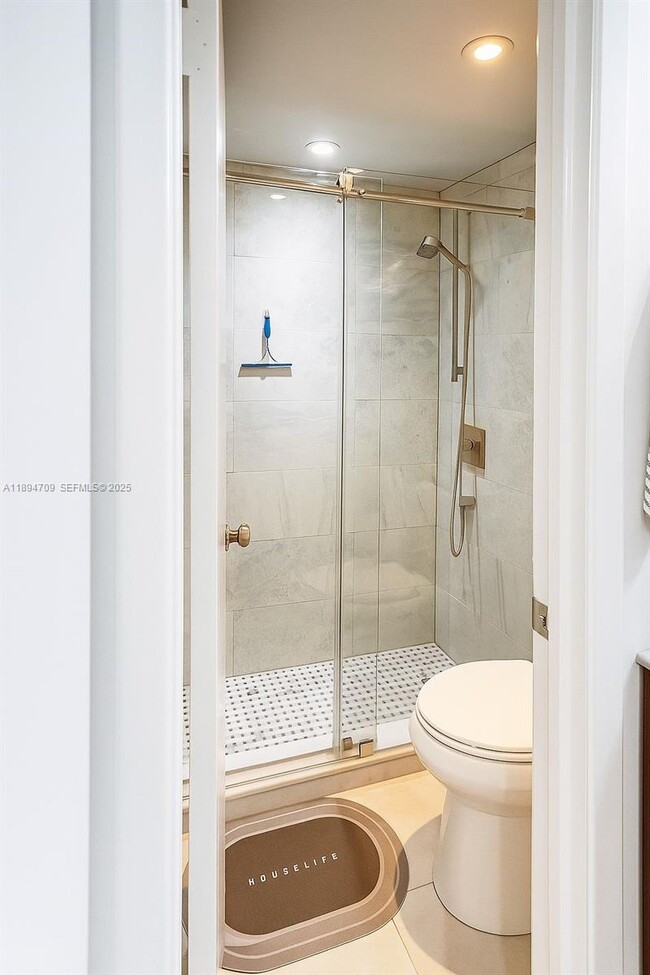 Building Photo - 500 Bayview Dr