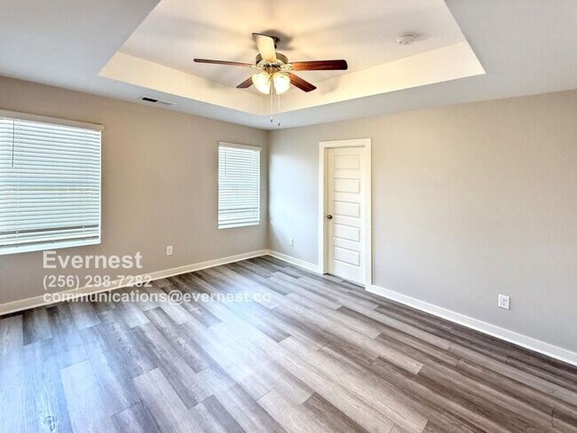 Building Photo - Spacious and Bright 3-Bedroom Home in a Co...