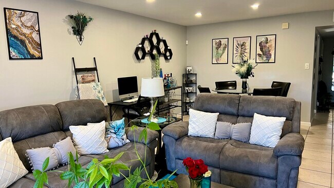 Building Photo - 140 S Cypress Rd