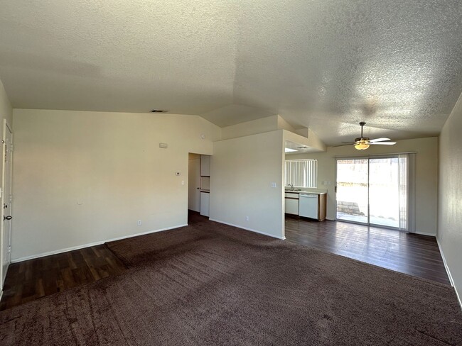 Building Photo - AVAILABLE NOW!! 2 Bed/2 Bath Apartment in ...