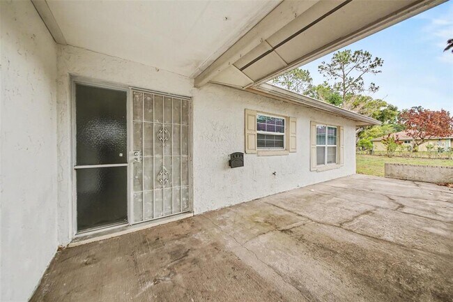 Building Photo - 5033 Loyola Ln