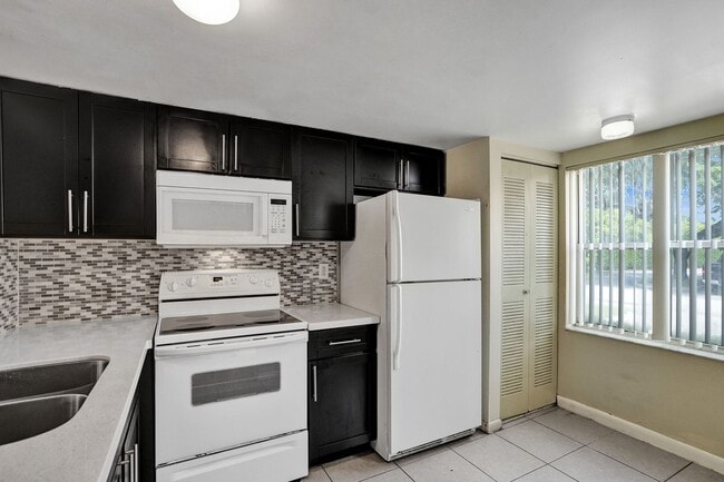 Building Photo - Townhouse with 2 Beds, 2.5 Baths, In-Unit Washer/Dryer, and Private Backyard