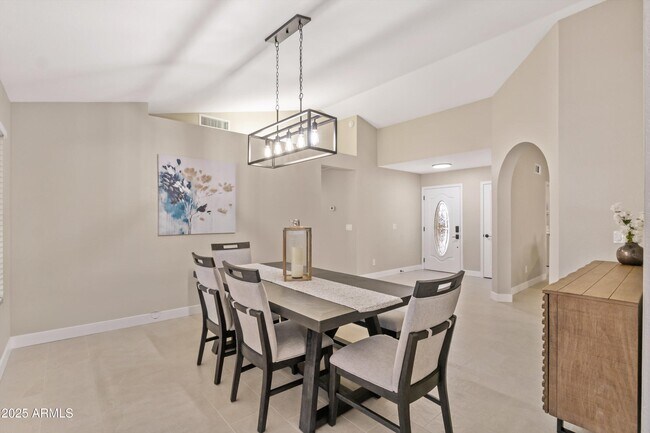 Building Photo - 2735 N Diego Cir