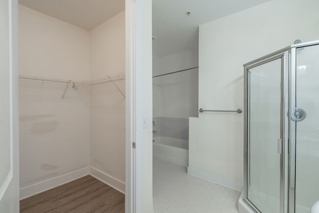 Building Photo - Wonderful 2bd/2bth uptown condo! lots of space in a beautiful building