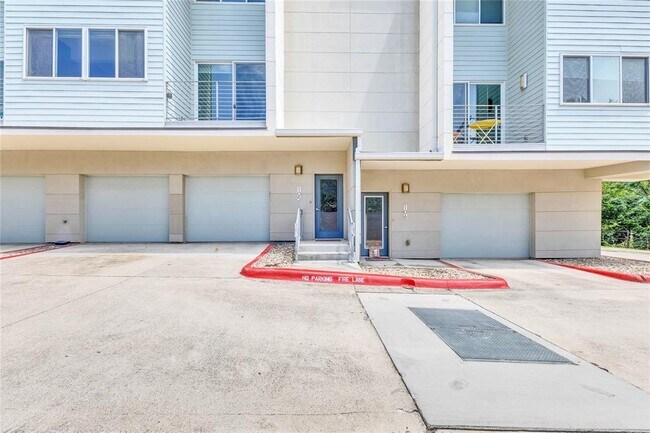 Building Photo - 604 N Bluff Dr