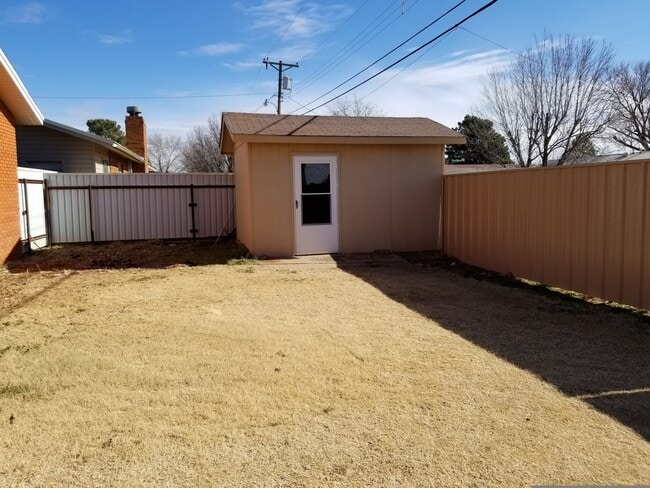 Building Photo - 913 W Yucca Ave