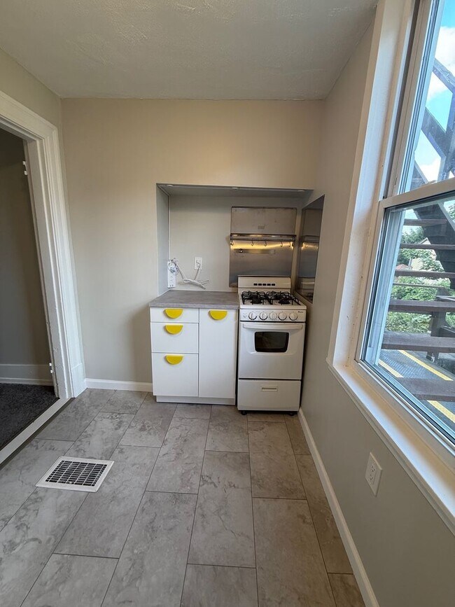Building Photo - 2 Bed 1 Bath in Swissvale!