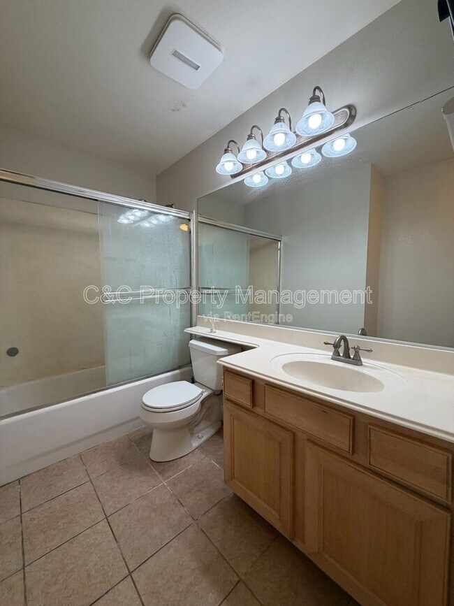 Building Photo - 1045 Peach Ave