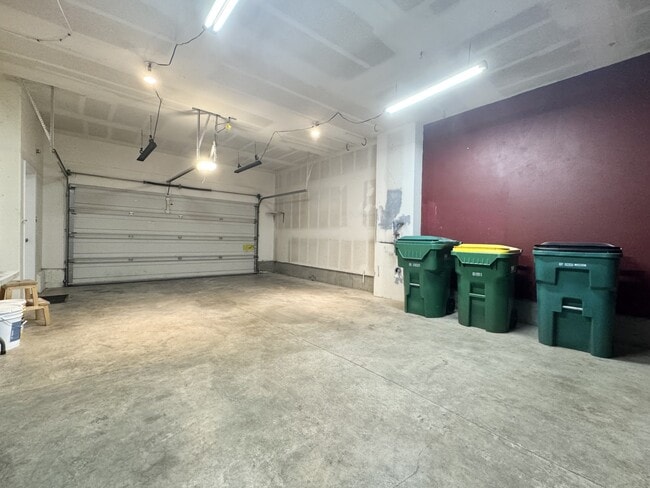 Building Photo - 12405 SW Cady Ln