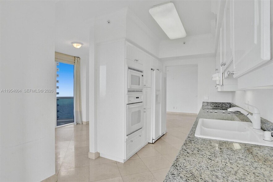 Building Photo - 4775 Collins Ave