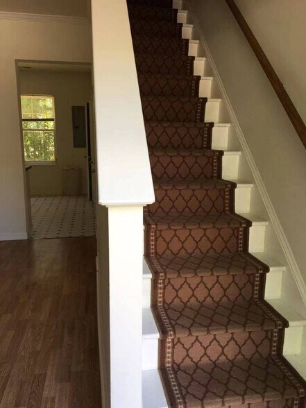 Stairs - 162 Blue Crest Ln