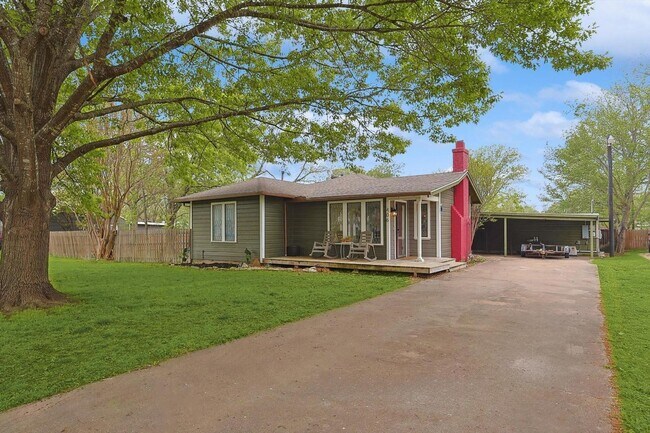 Building Photo - Amazing Historic 1940's Home in Original C...
