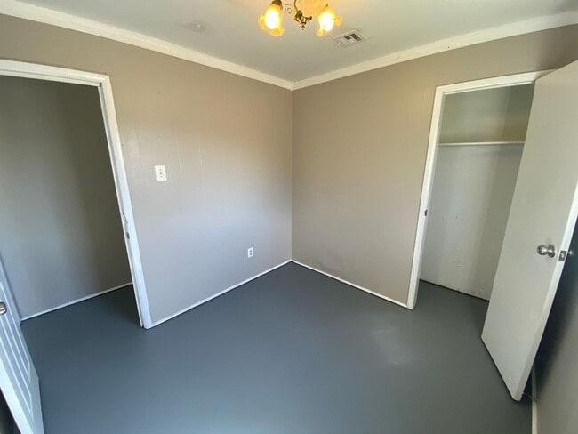 Building Photo - Spacious 4-Bedroom Home – Section 8 Welcome!