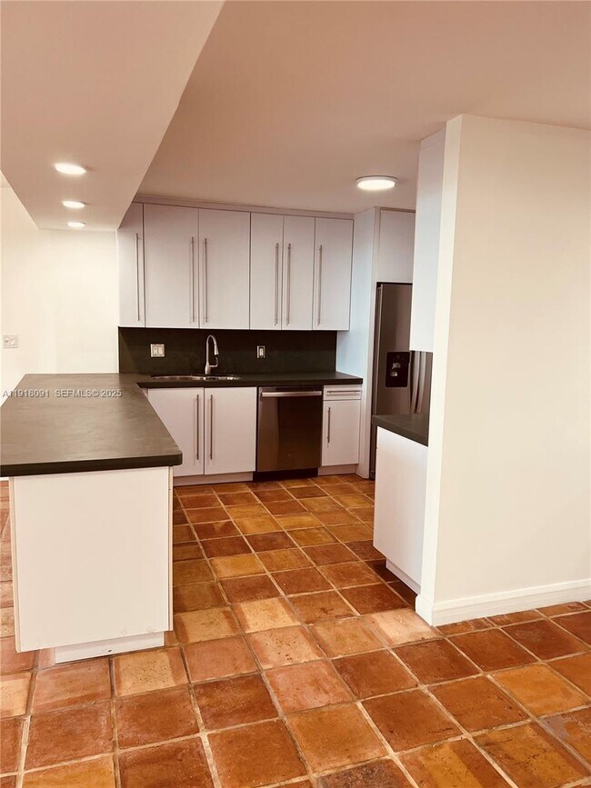 Building Photo - 1 Grove Isle Dr