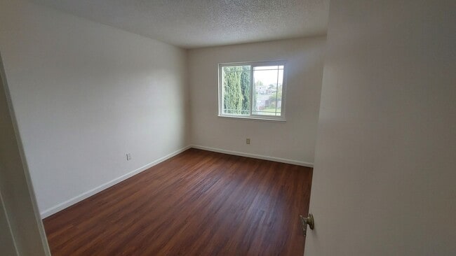 Building Photo - Spacious 4 bedroom, 3 bath home Tri-level in the Scottsdale East Area between Florin Rd and Gerbe...