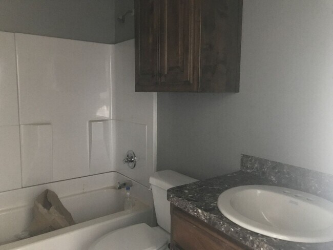 Building Photo - 306 W Sycamore Ln