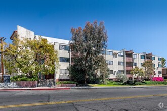 Building Photo - 530 S Barrington Ave