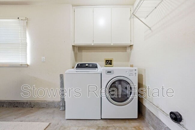 Building Photo - 350 Bellflower Dr