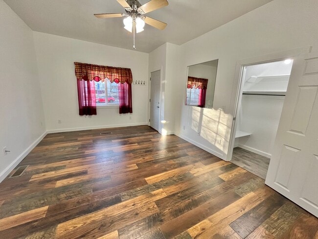 Building Photo - Spacious Fully Remodeled Ground Floor Duplex!