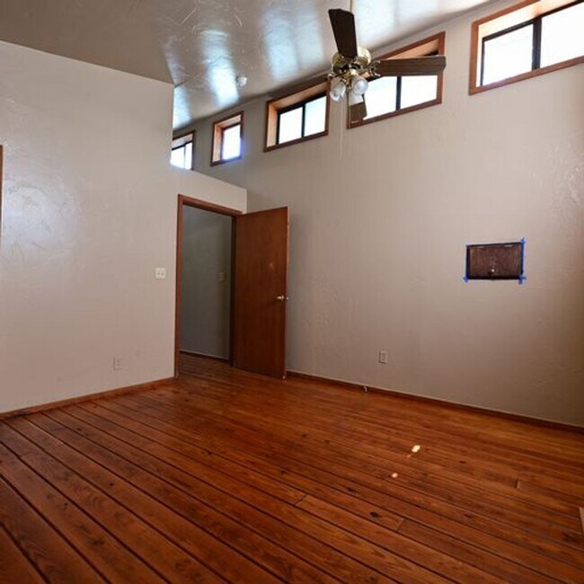 Building Photo - (4) Bed/(2) Bath SE Norman! Country Living!