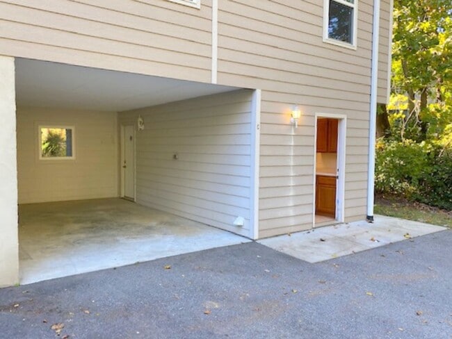 Building Photo - West Asheville Basement Apartment