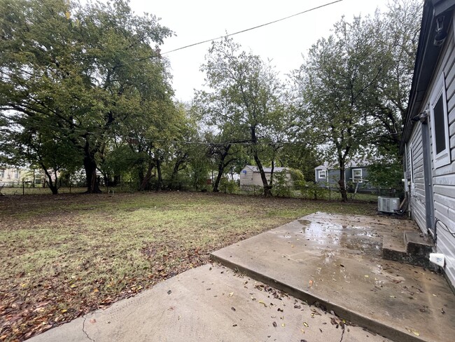 Building Photo - 2 Bed, 1 Bath Home