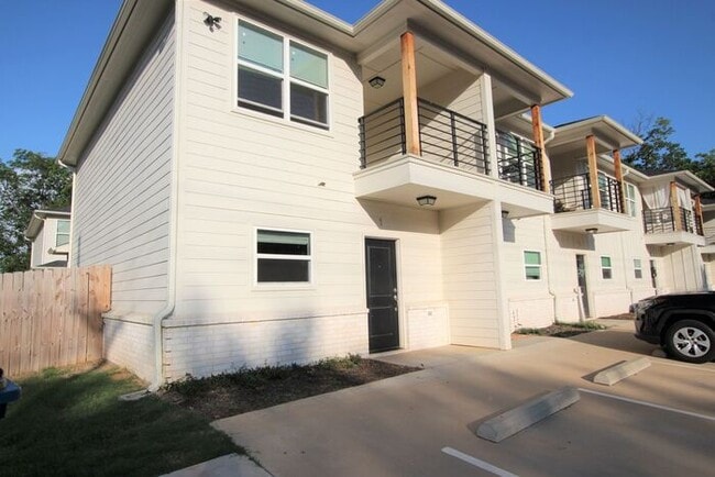 Primary Photo - Available Now! 2 Bedroom 2.5 Bath Townhome...