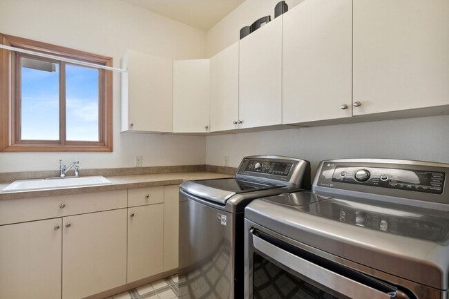 Building Photo - Available For Rent Mid October! 5-bedroom,...