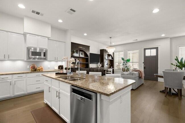 Building Photo - 2520 Bluebonnet Ln