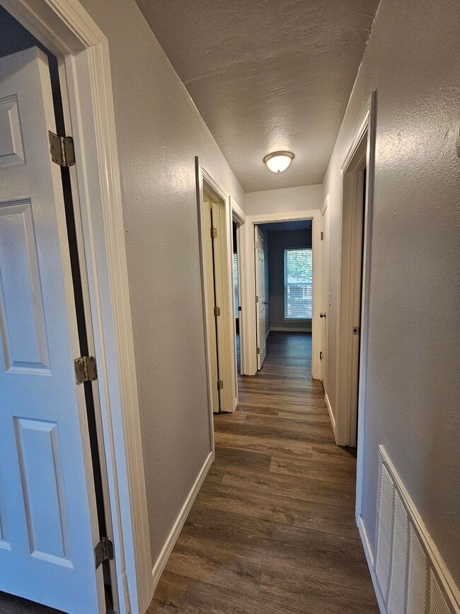 Building Photo - (3) Bed/(1.5) Bath in Noble Avail NOW!