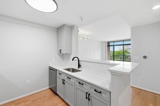 Building Photo - Bright & Renovated Condo with Pool, Gym & Parking!