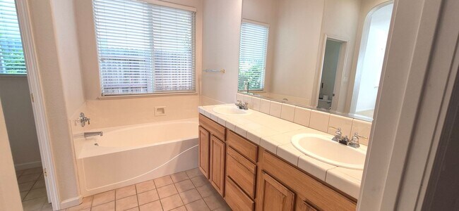 Building Photo - 1085 Crystal Springs Dr