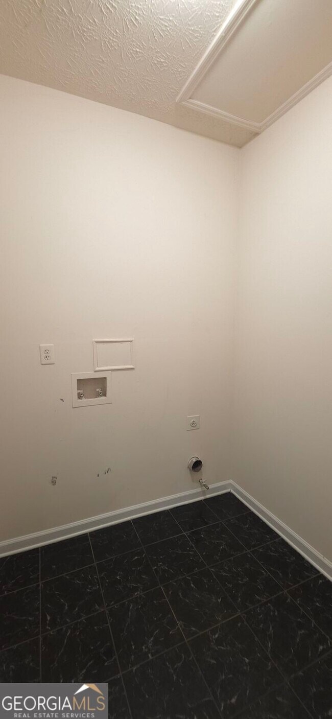 Building Photo - 838 Pond View Ct