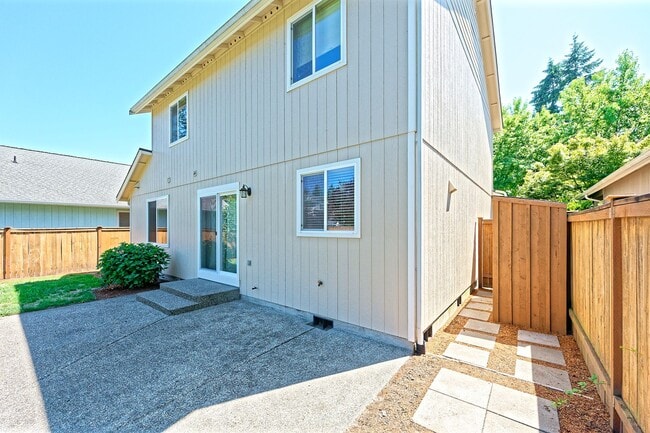 Building Photo - 4 Bedroom Home
