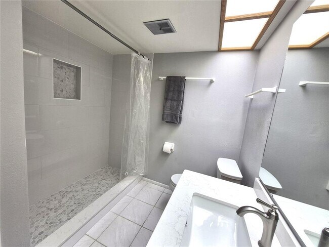Building Photo - 270 Woodlake Wynde