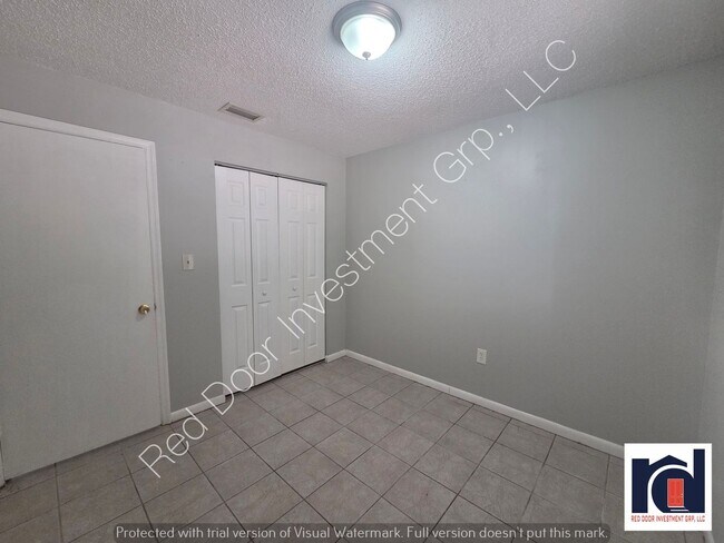 Building Photo - Spacious 3/1 Duplex with Laundry Room