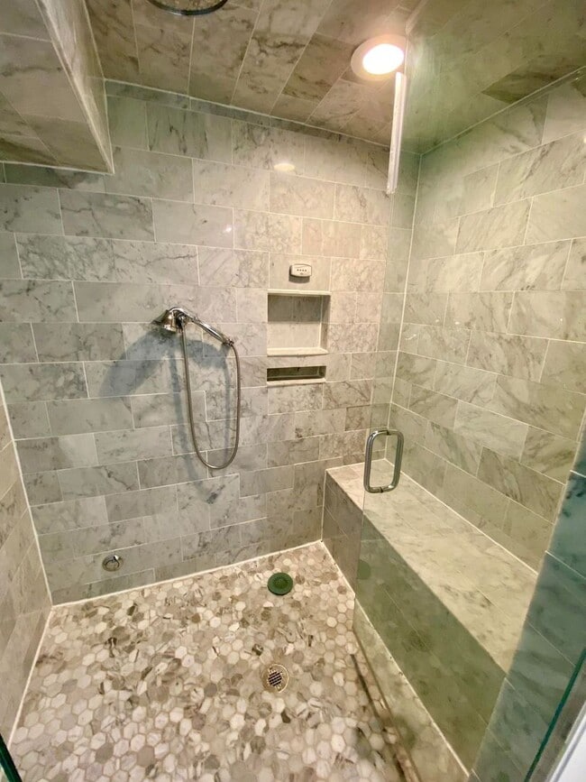 Building Photo - Stunning 4 Bed/3.5 Bath Historic Home - Be...