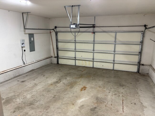 Building Photo - Bend Home with Fully Fenced Backyard and P...