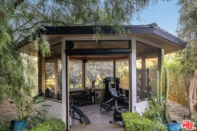 Building Photo - 8080 Laurel View Dr