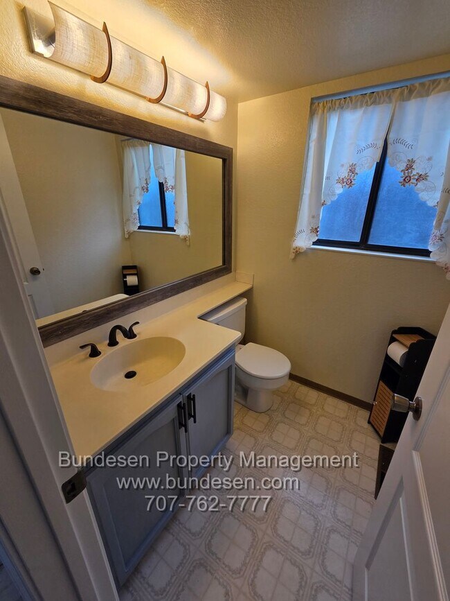 Building Photo - Spacious 4bd/2.5ba in "M" section of Rohnert Park