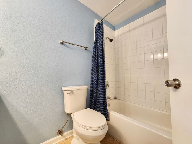 Building Photo - Fully upgraded 2/2 condo in the heart of K...
