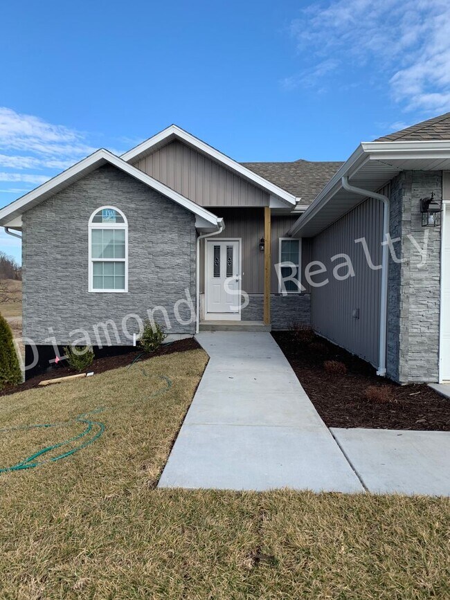 Building Photo - 5 Bedroom Home Located in Ozark!